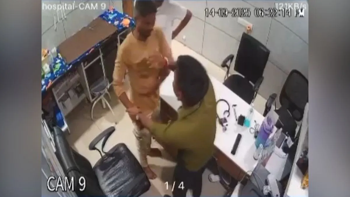 थप्पड़ों की दे दना दन बरसात, एक मिनट में शख्स ने डॉक्टर को जड़ दिए 12 चांटे; सामने आया VIDEO एक मिनट में शख्स ने डॉक्टर को जड़ दिए 12 चांटे।- India TV Hindi