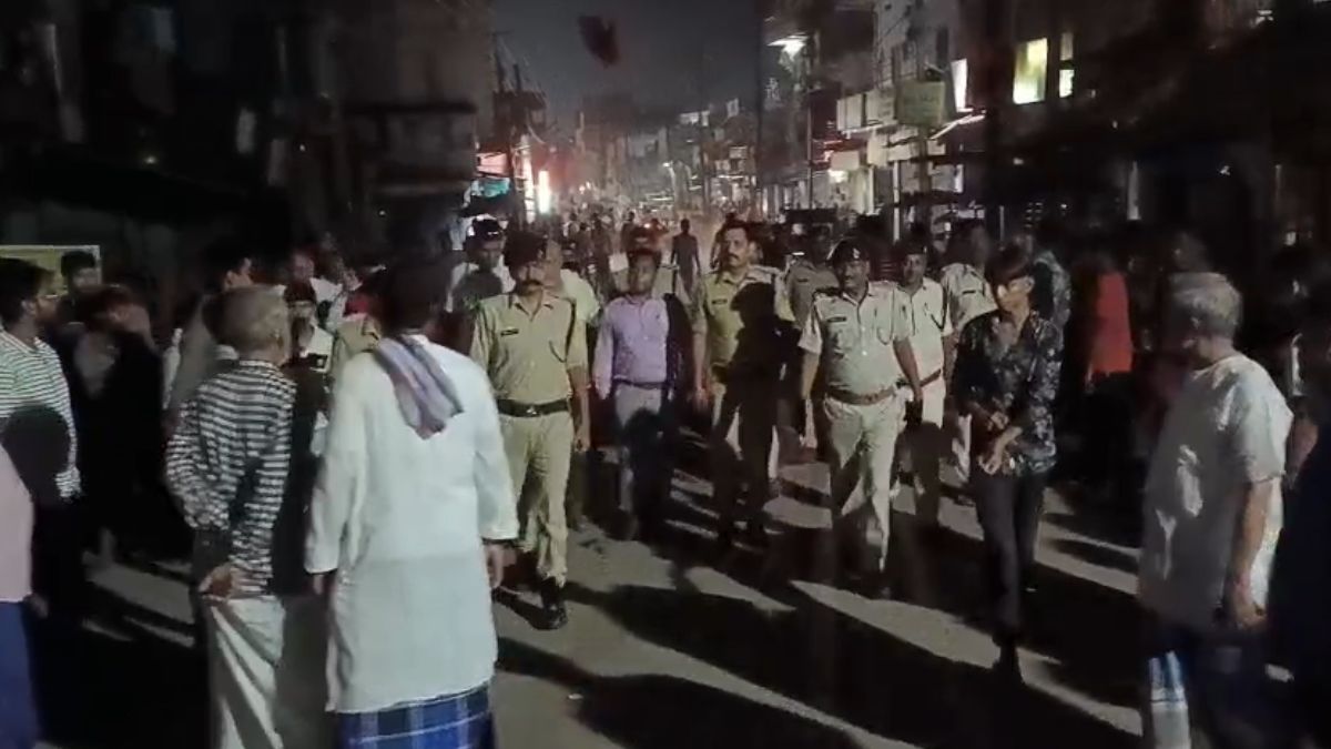 बिहारः जहानाबाद में 5 रुपये के लिए दुकानदार की बटखारे से मारकर हत्या, हाईवे पर शव रखकर ग्रामीणों का प्रदर्शन बिहारः जहानाबाद में 5 रुपये के लिए दुकानदार की बटखारे से मारकर हत्या, हाईवे पर शव रखकर ग्रामीणों का प्रदर्शन