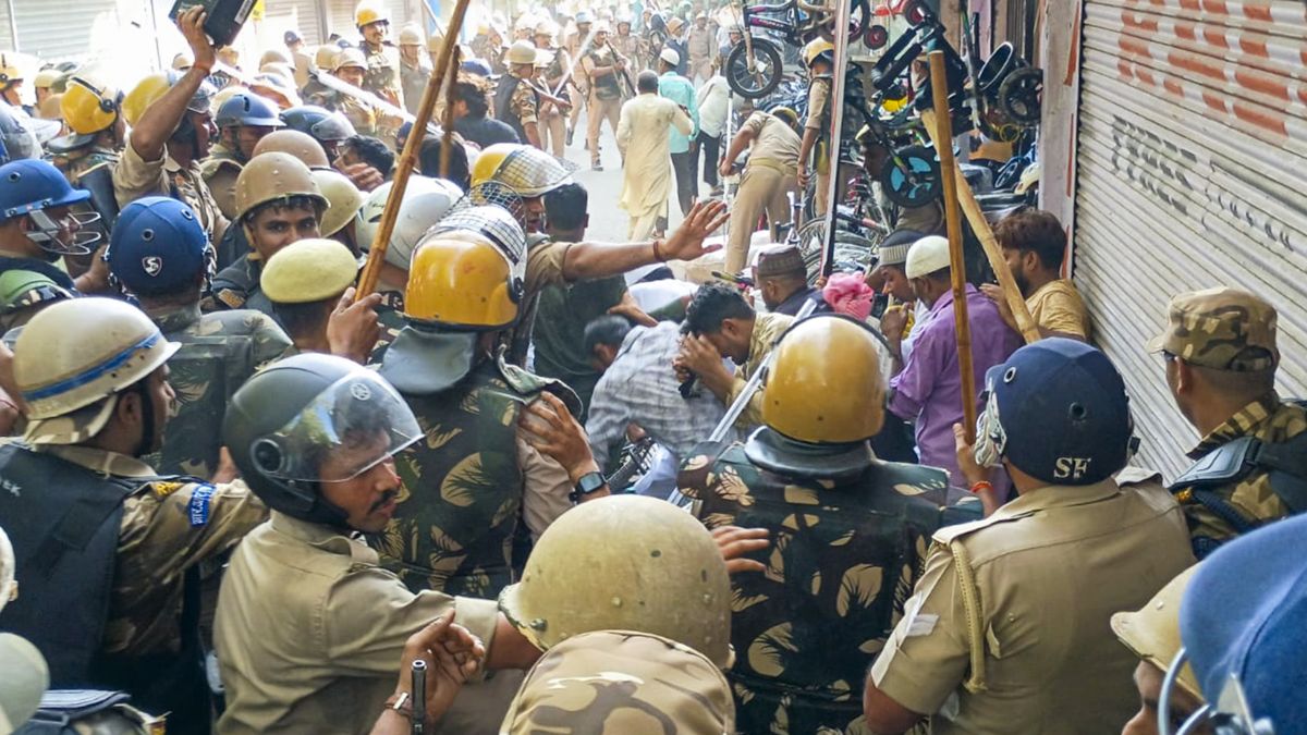 बरेली हिंसा मामले में मौलाना तौकीर रजा पर कसा शिकंजा, गिरफ्तार भेजे गए जेल; 10 FIR में से 7 में नाम
