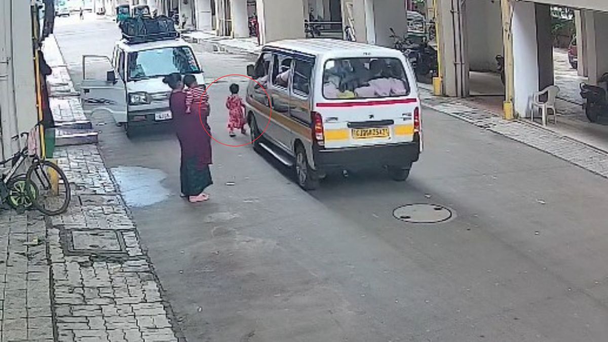 VIDEO: बच्ची के ऊपर से गुजर गई पूरी वैन, दोनों पहियों के नीचे आने के बाद भी बच गई जान VIDEO: बच्ची के ऊपर से गुजर गई पूरी वैन, दोनों पहियों के नीचे आने के बाद भी बच गई जान