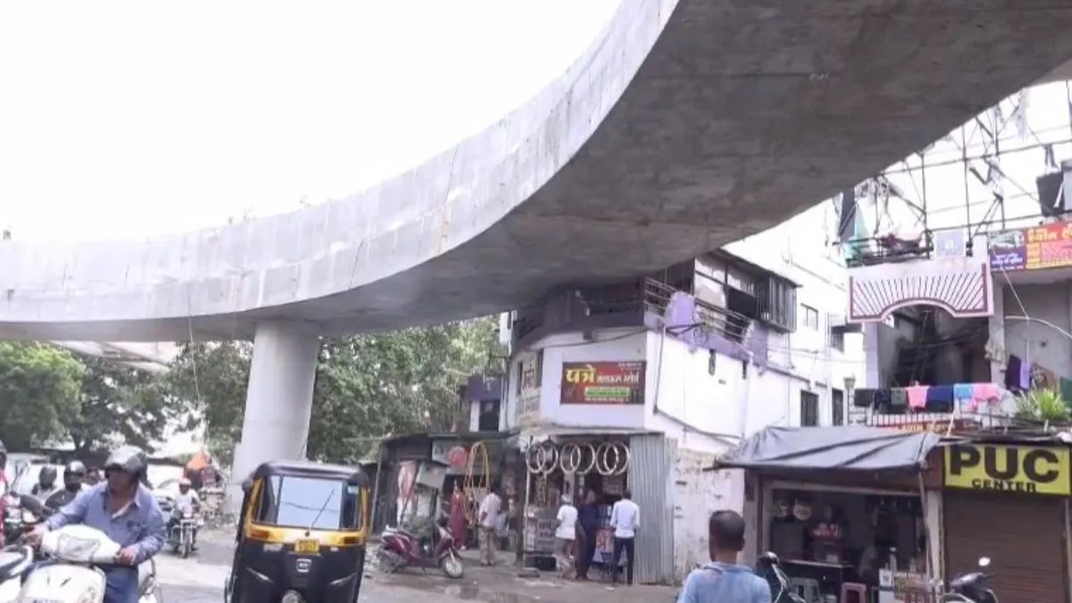 भोपाल के बाद चर्चा में आया नागपुर का फ्लाइओवर, घर की बालकनी से गुजर रहा हिस्सा मकान की बालकनी से गुजर रहा फ्लाइओवर।- India TV Hindi