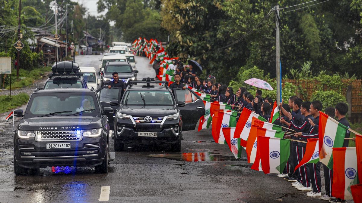 मणिपुरः भारी बारिश ने रोकी उड़ान तो 65 किमी कार से सफर कर चूड़ाचांदपुर में हिंसा पीड़ितों से मिलने पहुंचे पीएम मोदी