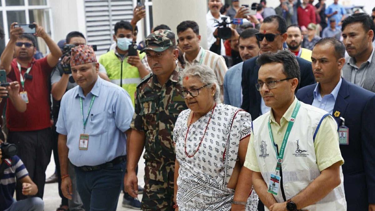 नेपाल की कार्यवाहक PM सुशीला ने ट्रॉमा सेंटर में Gen-Z के घायलों से की मुलाकात, कर सकती हैं कैबिनेट विस्तार