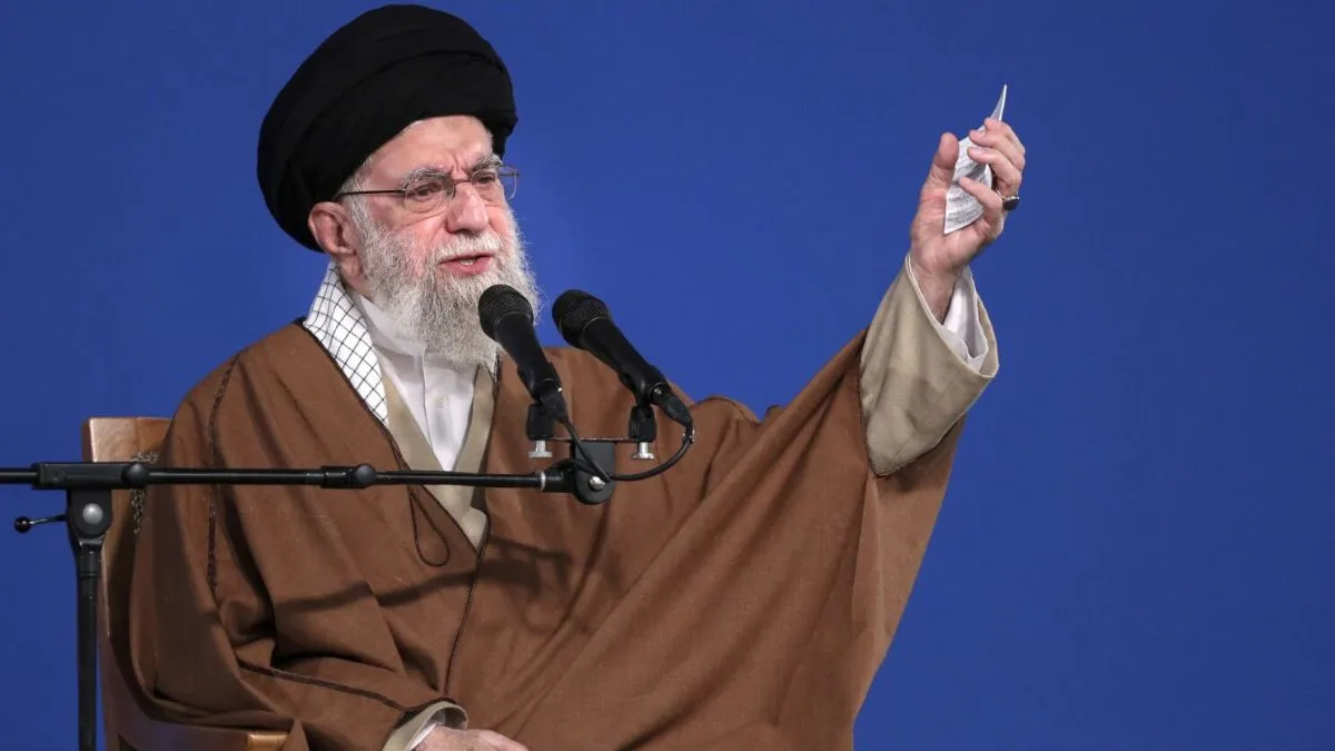 खामेनेई ने जारी की UNGA में नेतन्याहू के भाषण की तस्वीर, कहा-"दुष्ट जायोनिस्ट दुनिया का सबसे नफरती और अलग-थलग शासन" अयातुल्ला अली खामेनेई, ईरान के सुप्रीम लीडर। - India TV Hindi