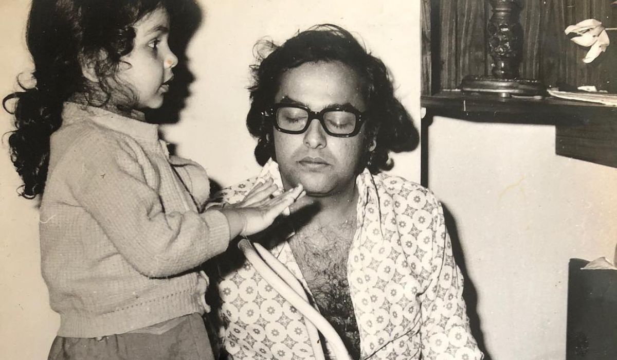 लगातार फ्लॉप फिल्में बनाता रहा डायरेक्टर, फिर अपनी जिंदगी पर कहानी लिख बदल दी किस्मत, आज बेटी और दामाद भी हैं सुपरस्टार