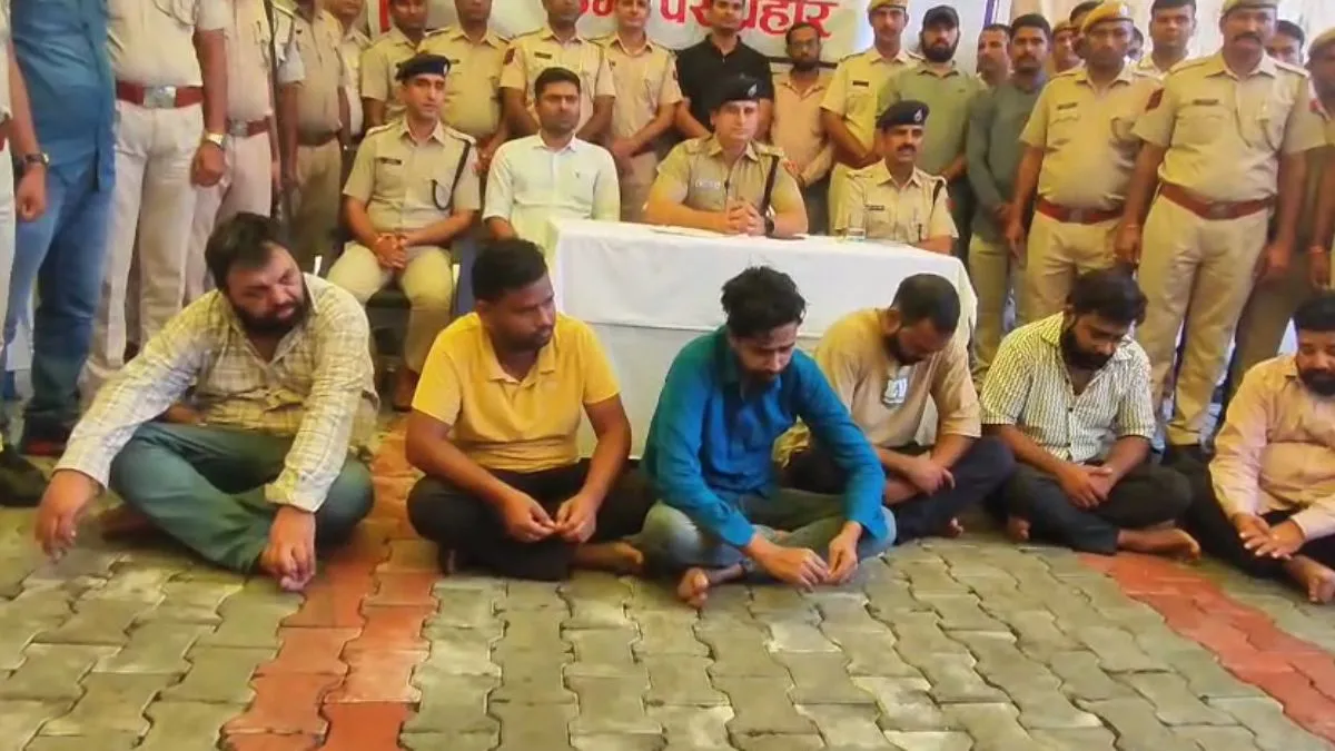 देश की सरकारी योजनाओं में सबसे बड़ी ठगी, 8 लोगों के पास मिला 1256 अफसरों की लॉगिन आईडी और पासवर्ड पुलिस हिरासत में आरोपी- India TV Hindi