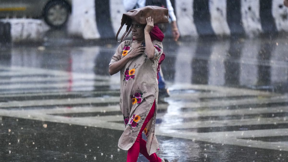 साइक्लोन मोंथा ने बदला मौसम का मिजाज, 11 राज्यों में भारी बारिश का रेड अलर्ट, यूपी-बिहार को लेकर IMD ताजा अपडेट