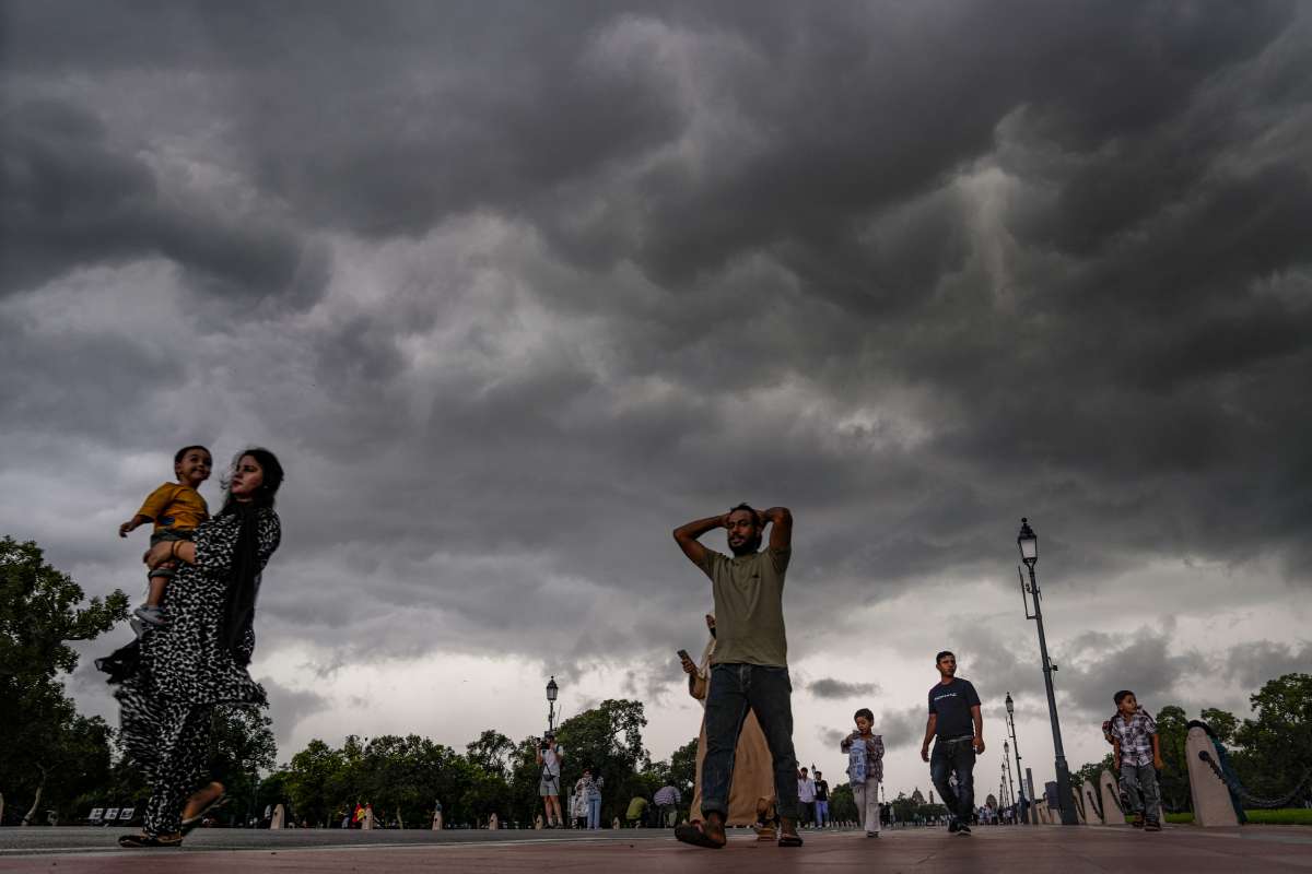 दिल्ली-NCR में अचानक बिगड़ा मौसम, शुरू हुई तेज बारिश; आसमान में छाए काले बादल