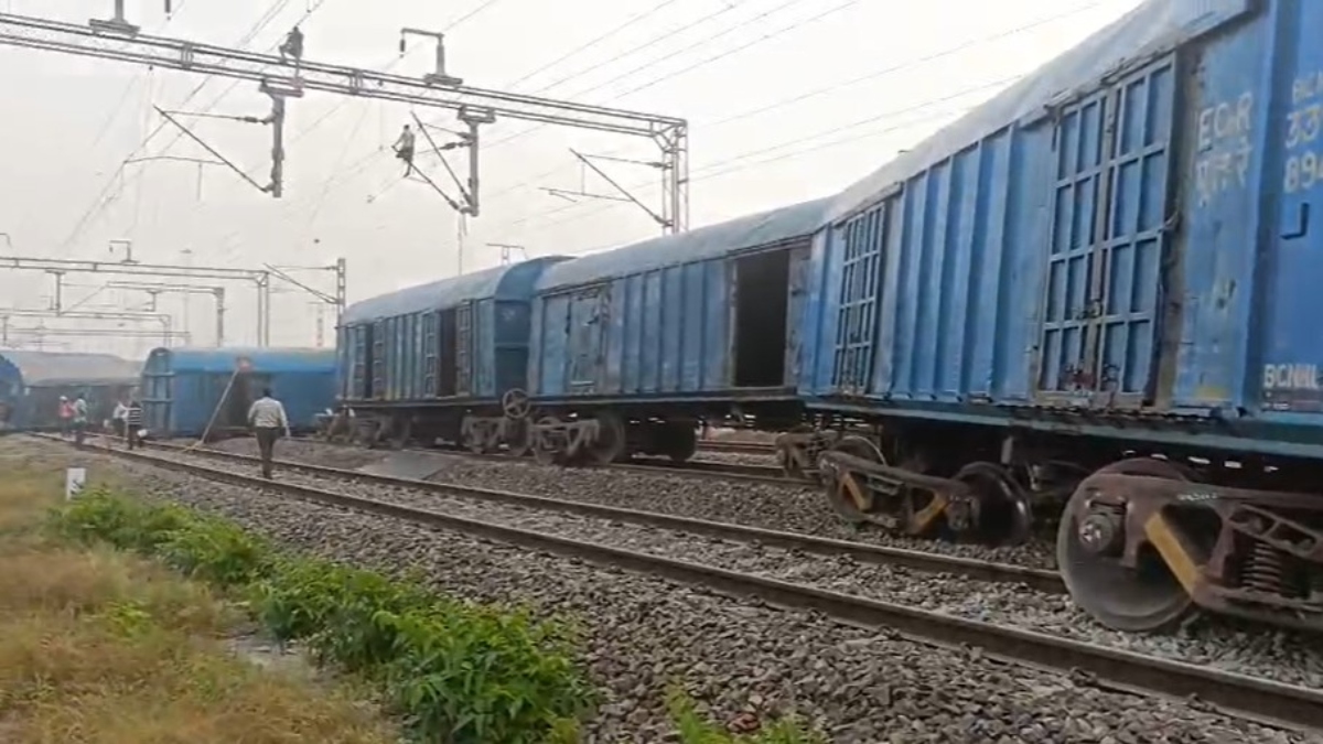 राजस्थान: श्रीमाधोपुर में बड़ा ट्रेन हादसा, मालगाड़ी के तीन दर्जन से अधिक डिब्बे रेलवे ट्रैक से उतरे, मचा हड़कंप