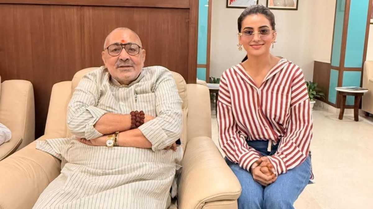 बिहार: क्या भोजपुरी स्टार अक्षरा सिंह भी लड़ेंगी विधानसभा चुनाव? गिरिराज सिंह से मुलाकात के बाद चर्चाओं का दौर शुरू