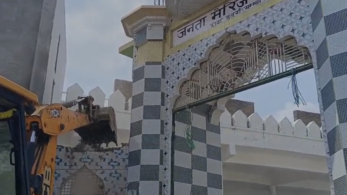 VIDEO: संभल में रावण दहन के दिन अवैध मस्जिद पर चल रहा बुलडोजर, बड़ी संख्या में पुलिस बल तैनात
