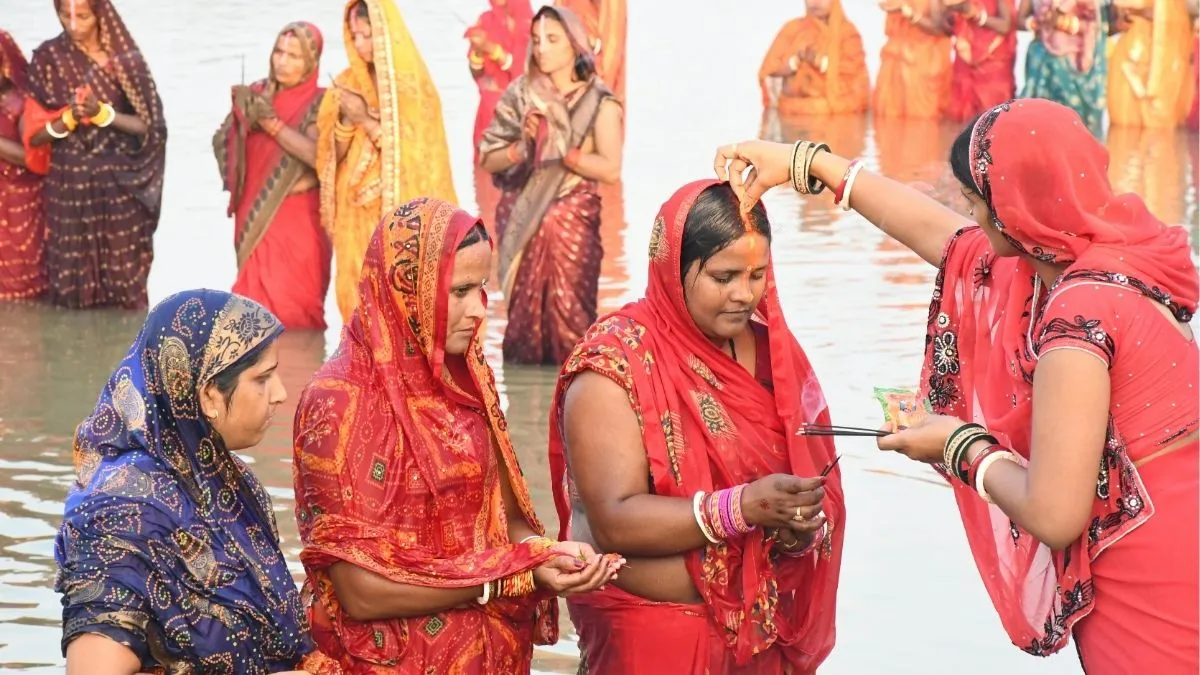 छठ पूजा के दूसरे दिन कर लें ये आसान उपाय; खुशियों से भर जाएगा घर, छठी मैया के आशीर्वाद से दांपत्य जीवन में बढ़ेगी मिठास! Chhat puja ke upay- India TV Hindi