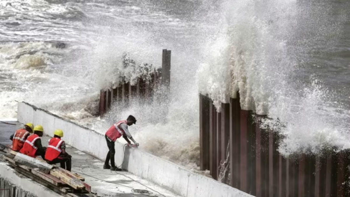 Cyclone Montha: तेजी से आगे बढ़ रहा चक्रवाती तूफान मोंथा, इन राज्यों में अलर्ट, भारी बारिश के बीच सेना की टीम तैयार