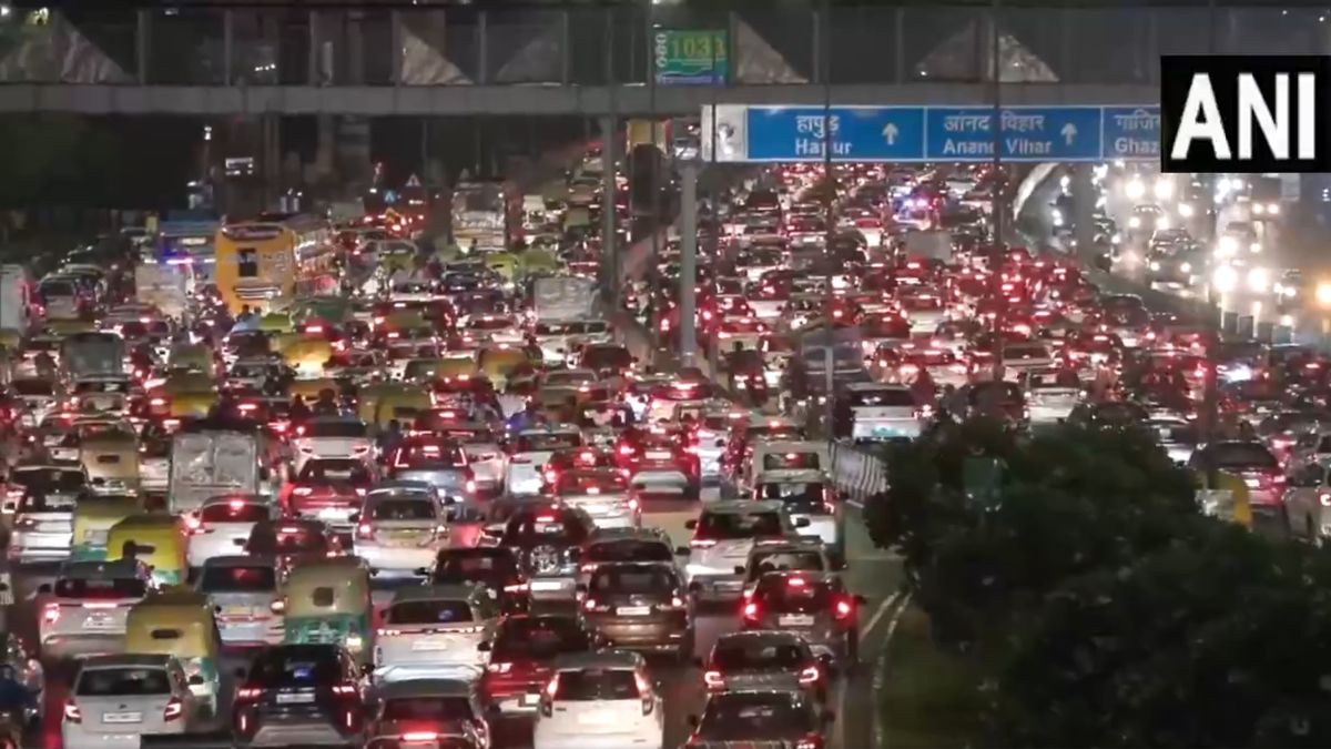 दिल्ली में भारी बारिश की वजह से सड़कों पर लगा जाम, VIDEO देखकर हो जाएंगे परेशान
