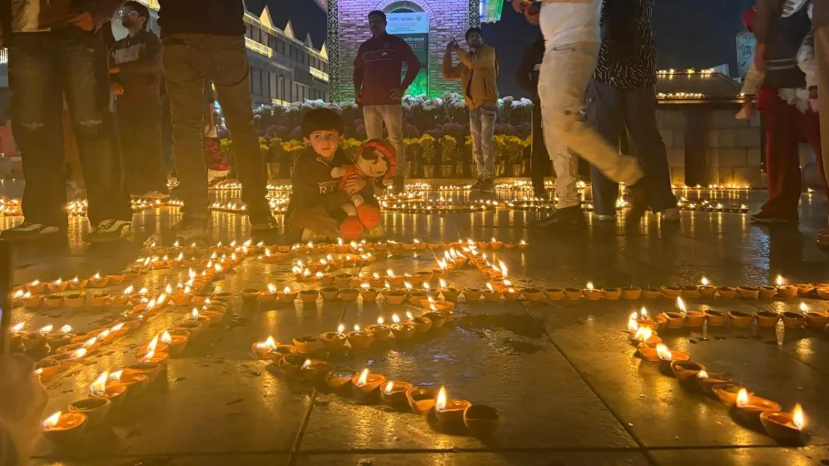 देशभर में दिवाली का जश्न, 25000 दीयों से जगमगाया श्रीनगर का लाल चौक, दिल्ली का AQI 999 के पार Srinagar Diwali- India TV Hindi