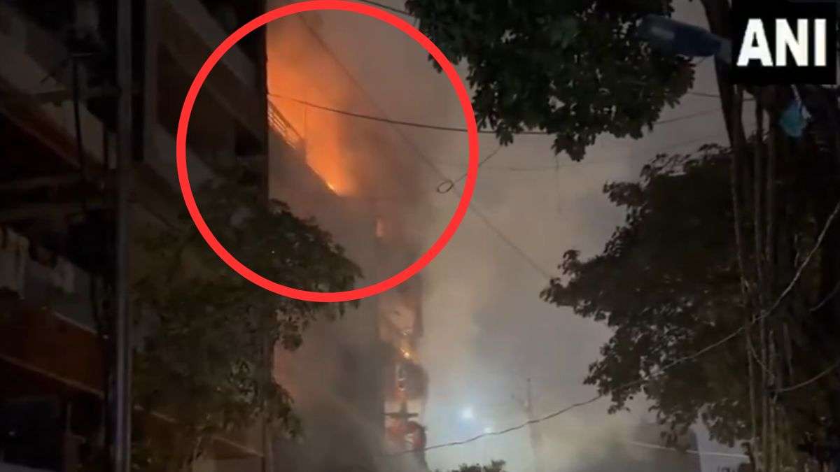गाजियाबाद: इंदिरापुरम के शक्ति खंड-2 में एक रिहायशी इमारत में लगी भीषण आग, सामने आया VIDEO