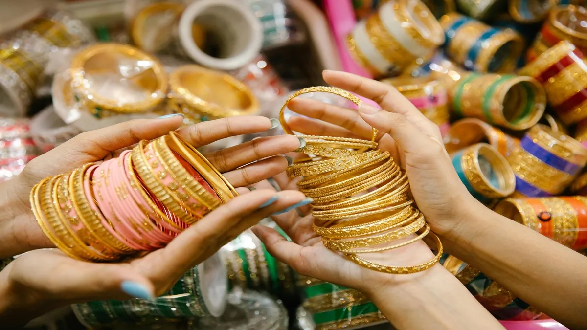 Gold Price Today:धनतेरस से पहले सोना फिर बना बब्बर शेर, कीमत ₹1,000 प्रति 10 ग्राम उछली, चांदी फिसली केंद्रीय बैंक लगातार सोने की खरीदारी कर रहे हैं।- India TV Paisa