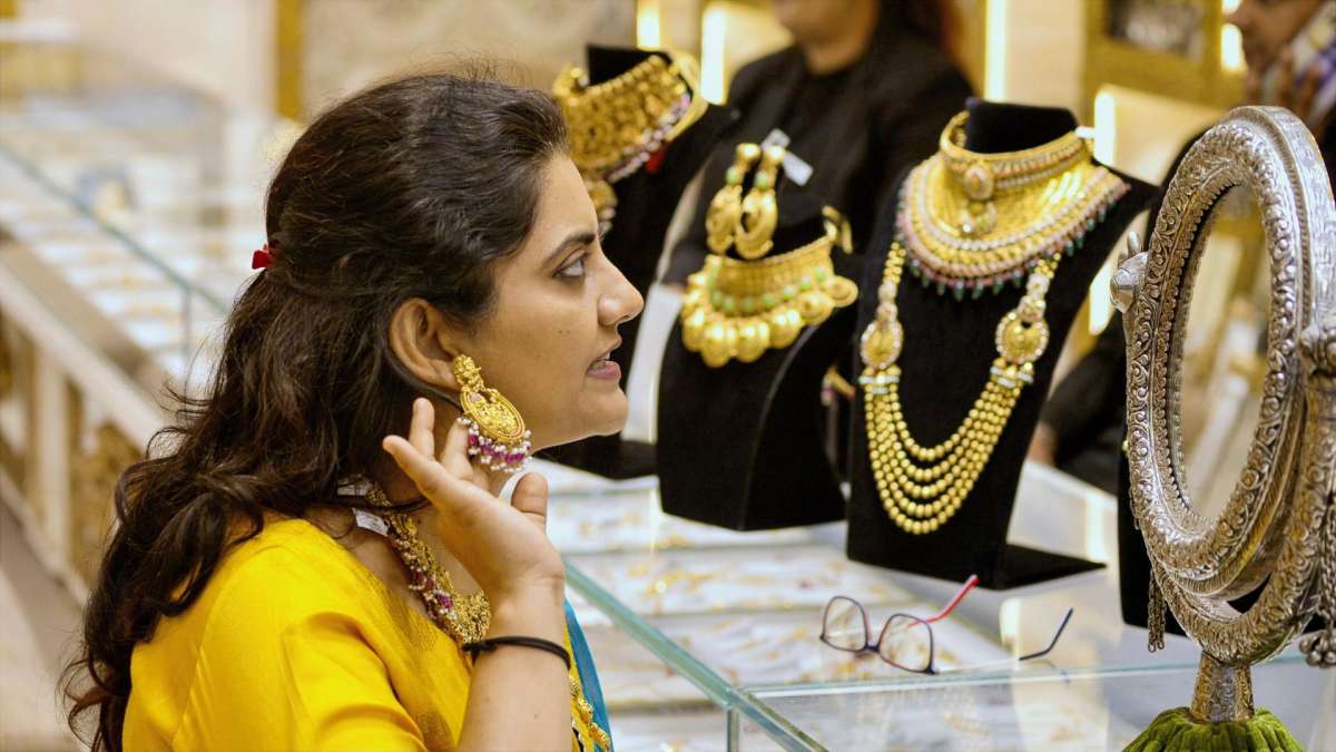 सोना पहलवान कस्टमर हलकान, दिल्ली में कीमत एक दिन में ₹9,700 उछलकर ₹1.30 लाख के पार, जानें चांदी का हाल