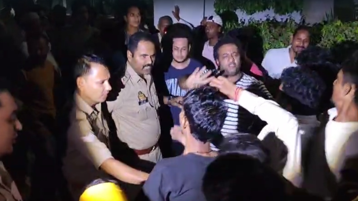 UP: धार्मिक आयोजन के दौरान दो समुदायों के बीच चले ईंट-पत्थर, तनाव के बाद कई थानों की पुलिस फोर्स तैनात