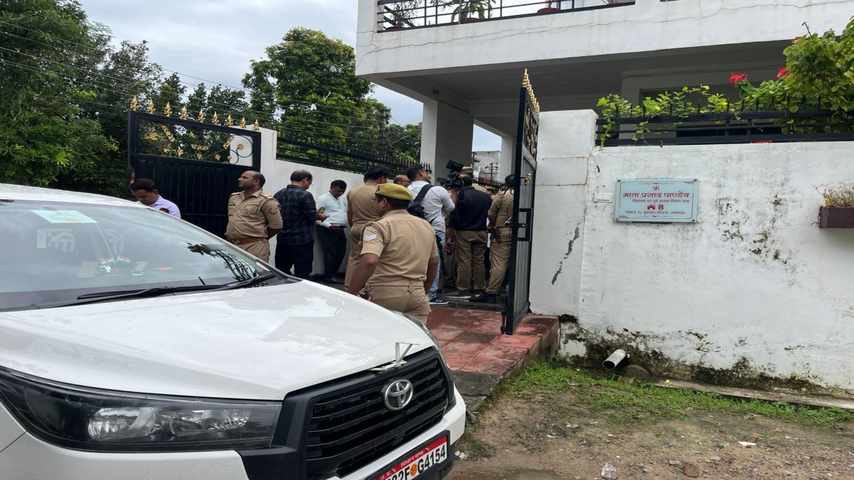 VIDEO: बरेली में सपा की नो एंट्री, पुलिस के घेरे में माता प्रसाद हाउस अरेस्ट, संभल में बिर्क के घर कड़ा पहरा