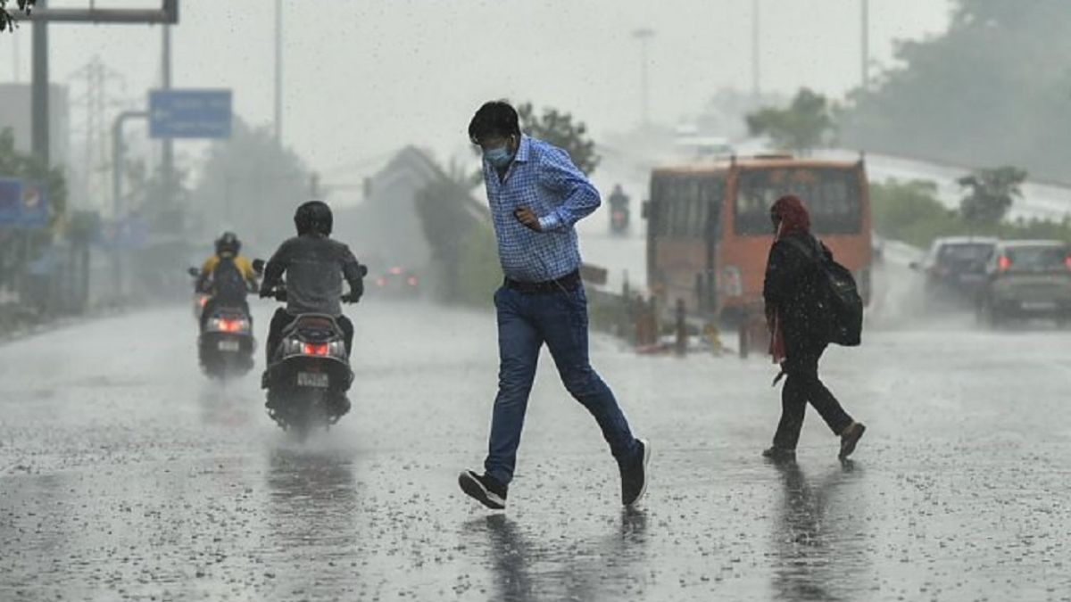 दिल्ली-NCR में सोमवार को मूसलाधार बारिश की संभावना, घर से निकलने से पहले जरूर पढ़ लें मौसम विभाग का ये अपडेट