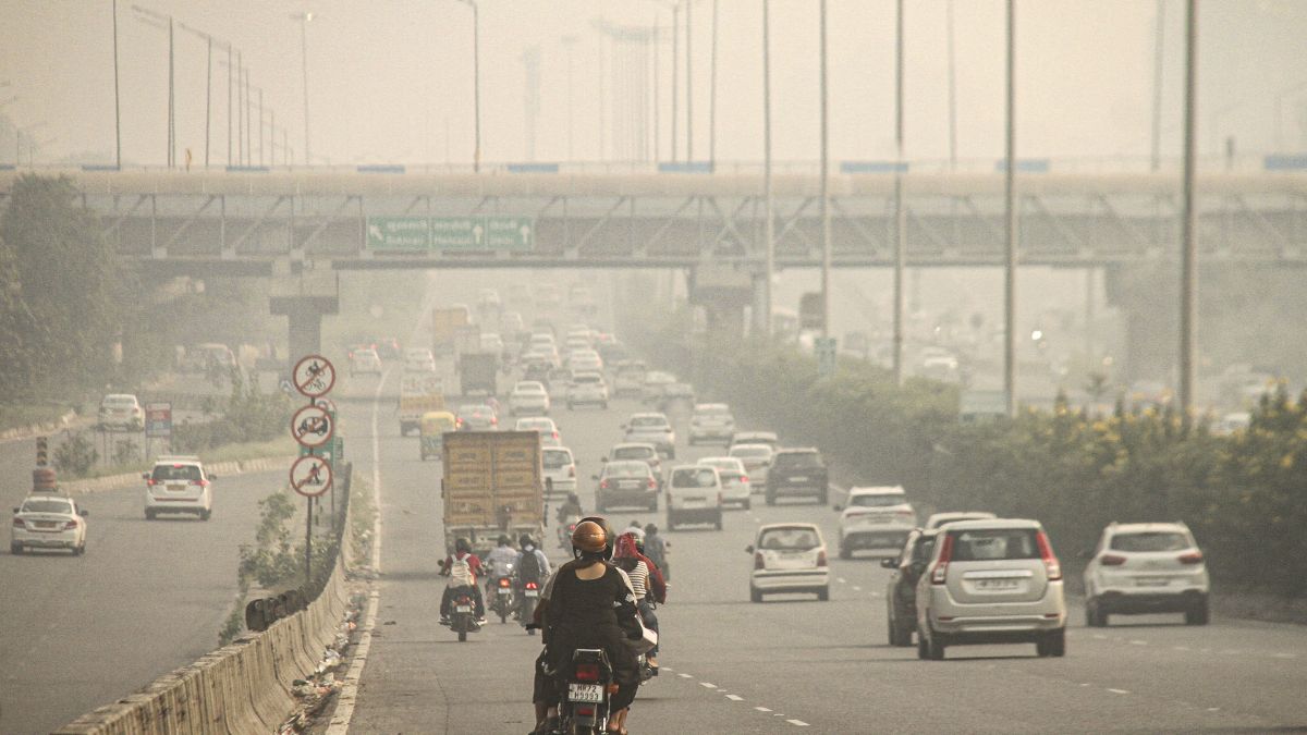 दिल्ली में दिवाली पर प्रदूषण ने तोड़ा 4 साल का रिकॉर्ड, PM 2.5 का स्तर 670 के पार, जानें आज कितना है AQI