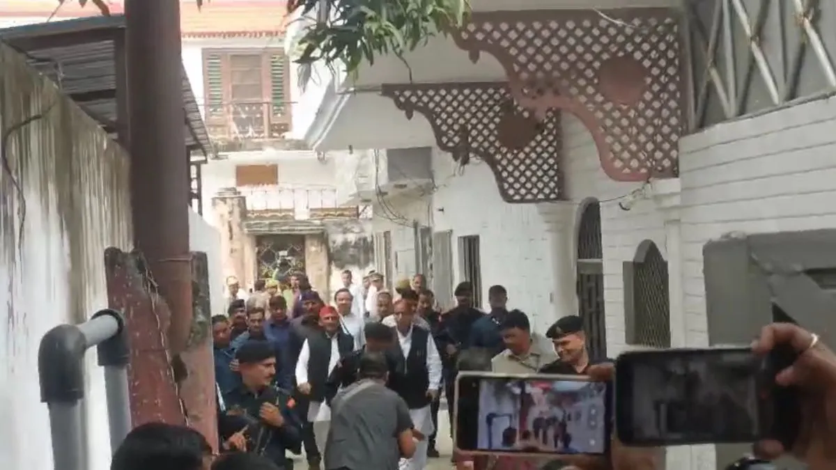 आजम खान से मिलने रामपुर पहुंचे सपा प्रमुख अखिलेश यादव, रामपुर सांसद नदवी नहीं थे साथ सपा प्रमुख अखिलेश यादव को रिसीव कर घर ले जाते आजम खान- India TV Hindi