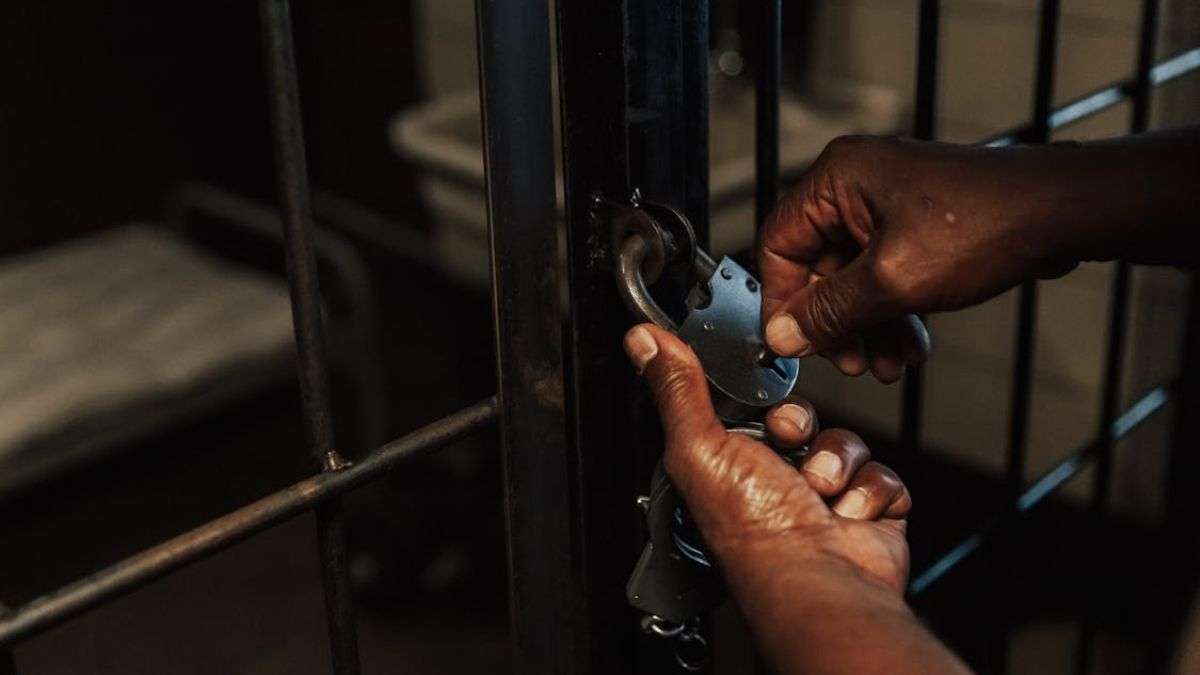 शख्स को हवालात में बंद करके परेशान हुई पुलिस, कपड़े उतारकर गाने लगा था अश्लील गाने शख्स को हवालात में बंद करके परेशान हुई पुलिस, कपड़े उतारकर गाने लगा था अश्लील गाने