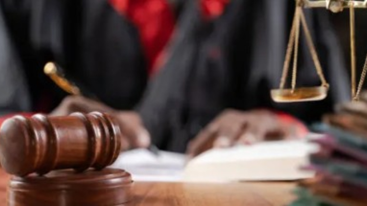 आधी रात जज के सरकारी आवास पर हुआ पथराव, गालियां देकर जान से मारने की दी गई धमकी