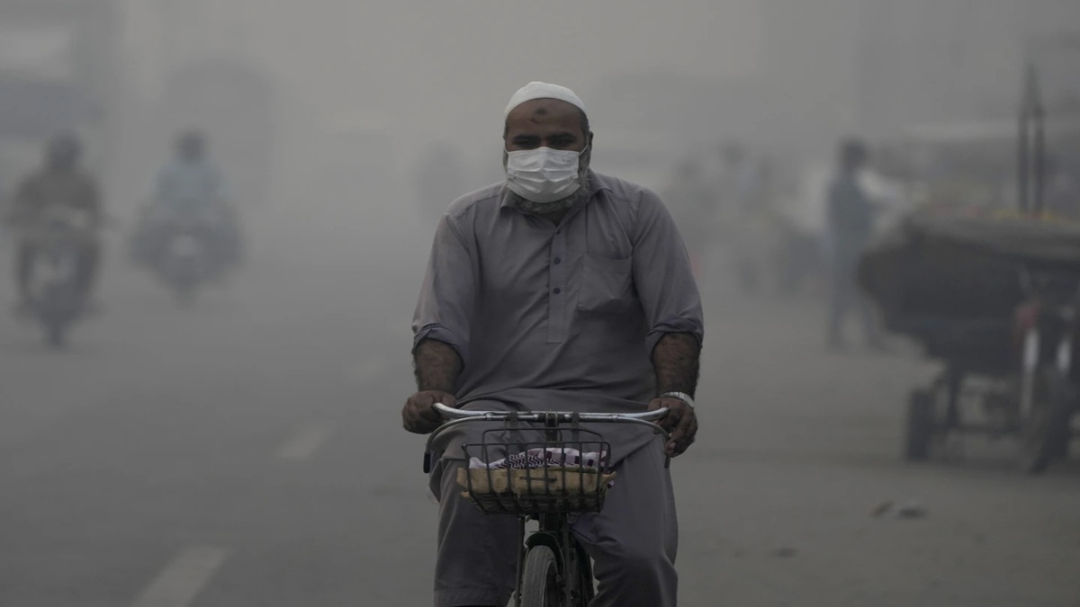दिवाली पर हुई आतिशबाजी से जल गया पाकिस्तान, लाहौर की फूली सांस तो भारत को बताया जिम्मेदार