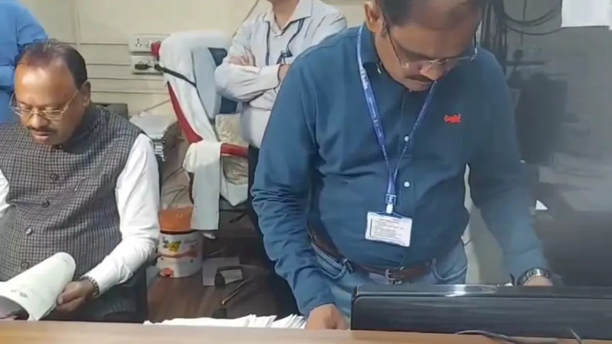 महाराष्ट्र के मंत्री ने चंद्रशेखर बावनकुले ने मारी रेड- India TV Hindi