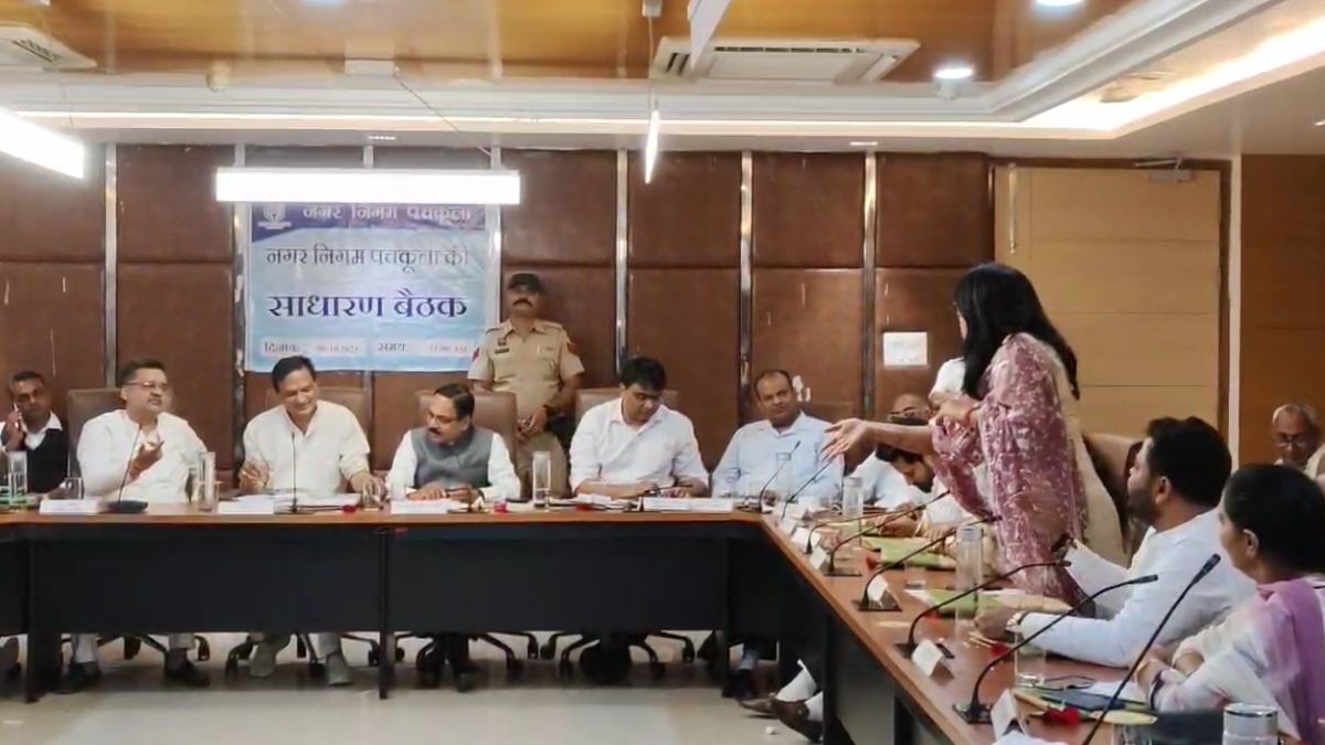 कांग्रेस विधायक चंद्रमोहन बिश्नोई की बीजेपी पार्षद सोनिया सूद से हॉट टॉक, पंचकूला नगर निगम की बैठक में हंगामा कांग्रेस विधायक चंद्रमोहन बिश्नोई की बीजेपी पार्षद सोनिया सूद से हॉट टॉक, पंचकूला नगर निगम की बैठक में हंगामा