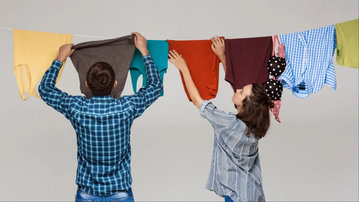 कोई कहता है कपड़े सीधे करके सुखाओ, कोई कहता है उलटे सुखाओ, तो जान लीजिए क्या है सही तरीका ठीक से सूखने के लिए कपड़े कैसे बिछाएं- India TV Hindi