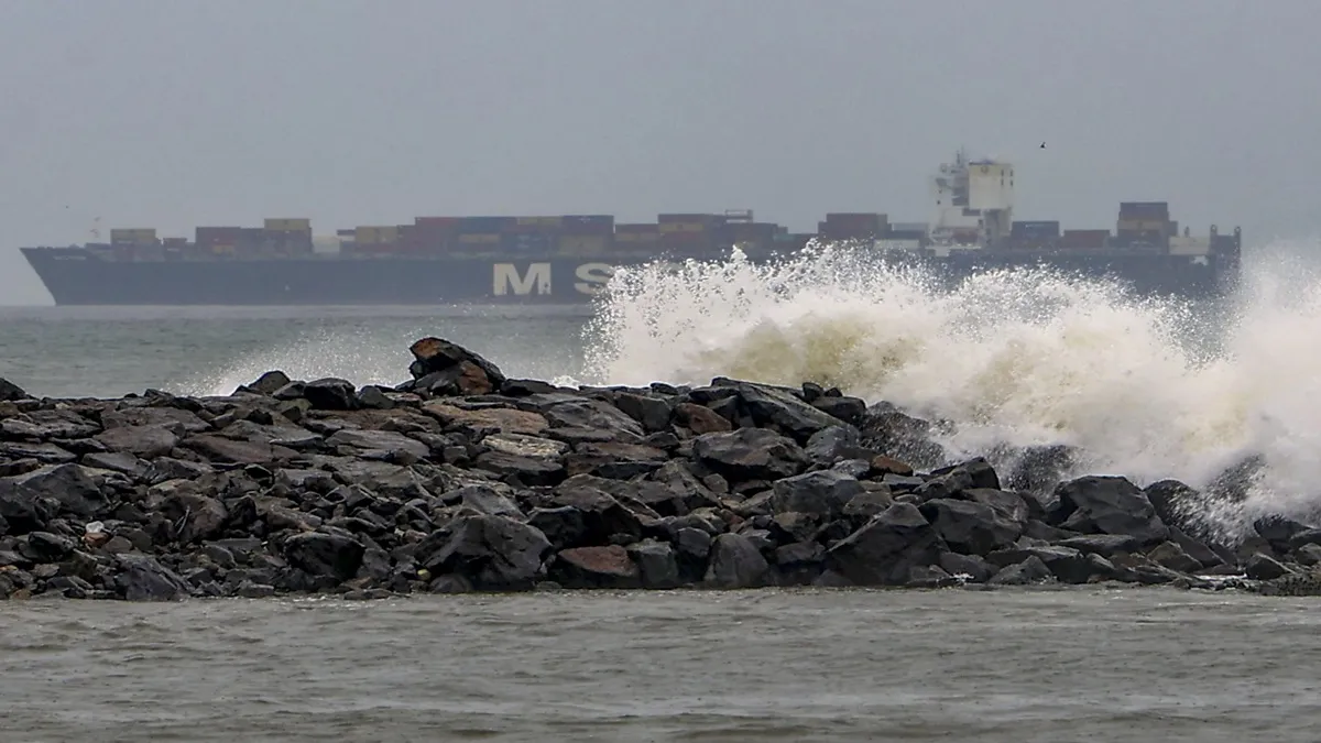 Cyclone Montha LIVE: आंध्र तट से टकराने के बाद ओडिशा-बंगाल की ओर बढ़ रहा चक्रवात 'मोंथा', भारी बारिश का अलर्ट; 52 फ्लाइट्स-120 ट्रेनें कैंसिल cyclone montha- India TV Hindi