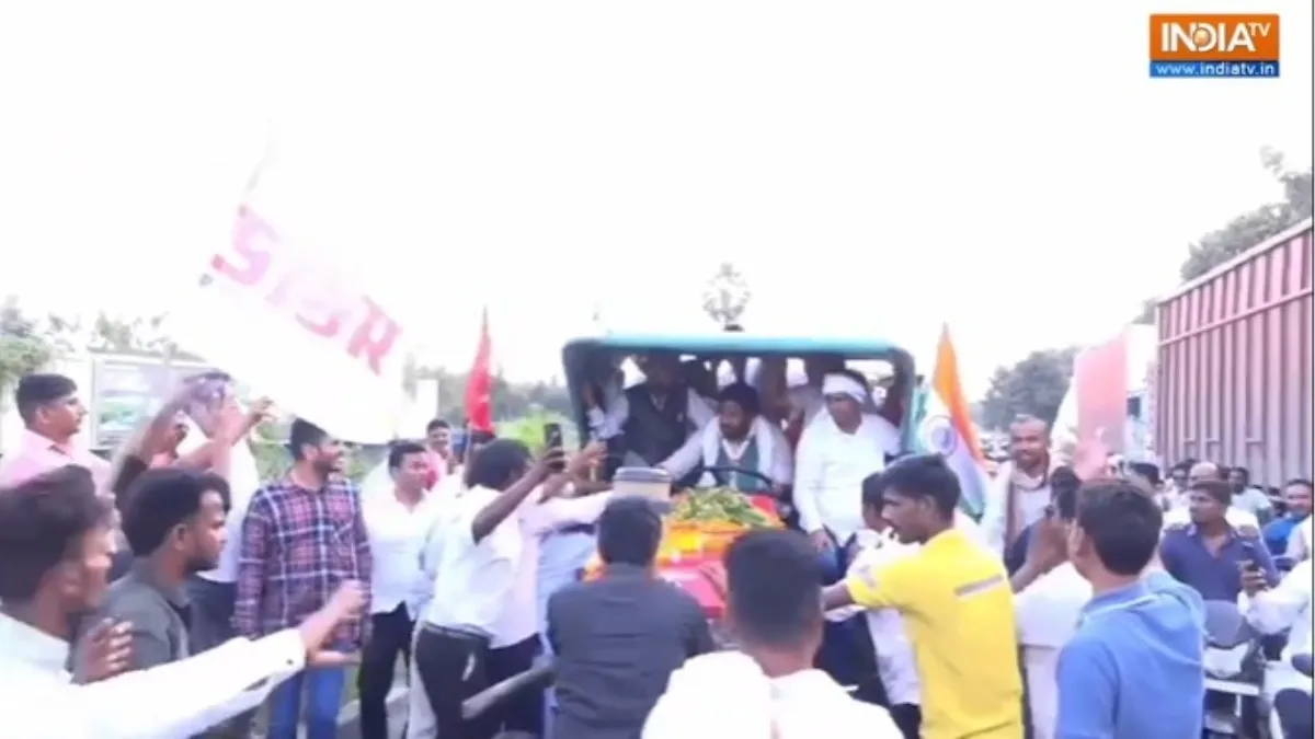 बच्चू कडू के आंदोलन के बाद महाराष्ट्र सरकार का बड़ा फैसला, किसानों की कर्जमाफी के लिए बनाई कमेटी; 6 महीने में देगी रिपोर्ट किसानों का 'यलगार मार्च'- India TV Hindi