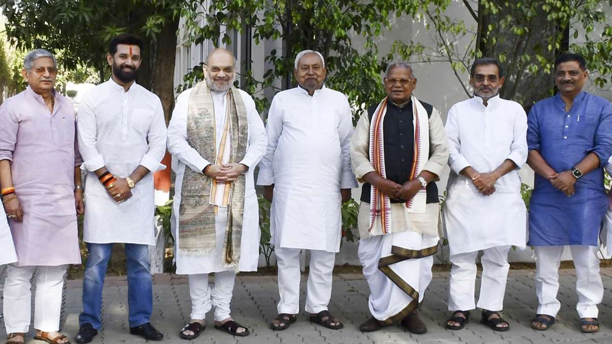 Bihar Election LIVE Updates: सीट शेयरिंग पर NDA में खींचतान जारी, चिराग ने आज बुलाई पार्टी की इमरजेंसी मीटिंग, मांझी भी नाराज