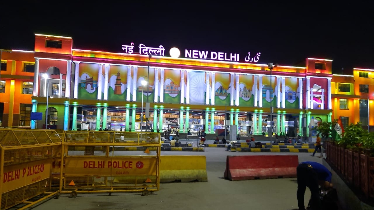 यात्रीगण कृपया ध्यान दें… दिवाली-छठ पर नई दिल्ली रेलवे स्टेशन पर दर्जन भर ट्रेनों के प्लेटफॉर्म बदले, देखें आपकी ट्रेन कहां से खुलेगी!