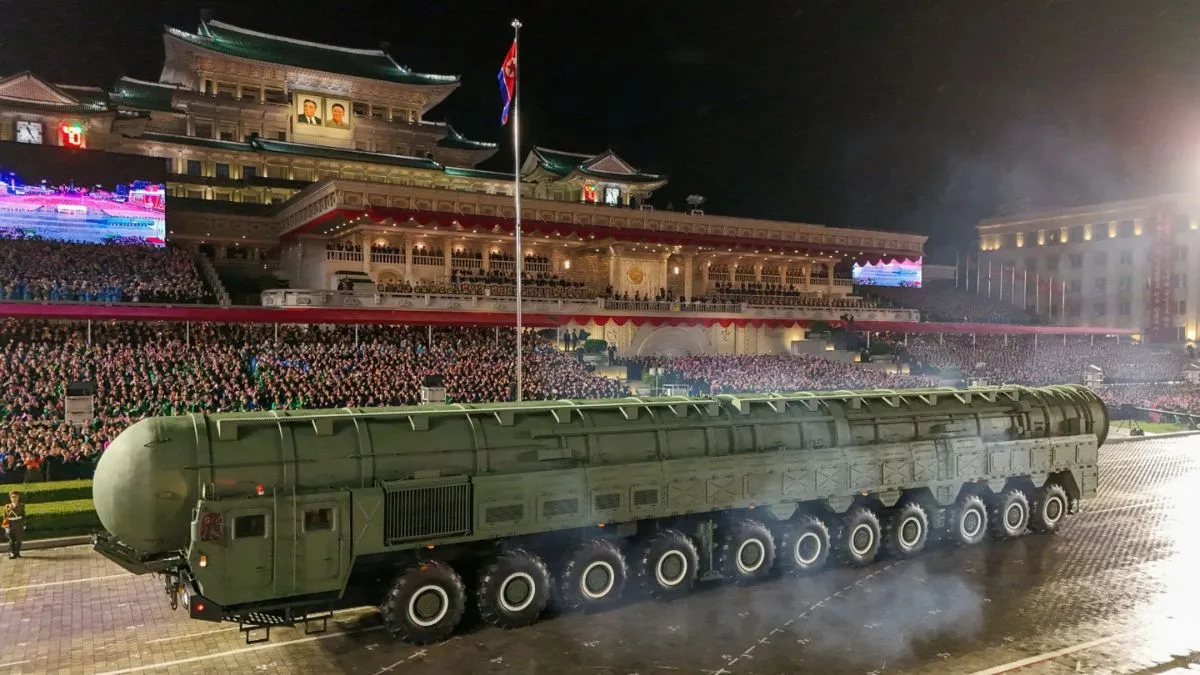 उत्तर कोरिया की सबसे खतरनाक मिसाइल की सैन्य परेड में मौजूदगी। - India TV Hindi