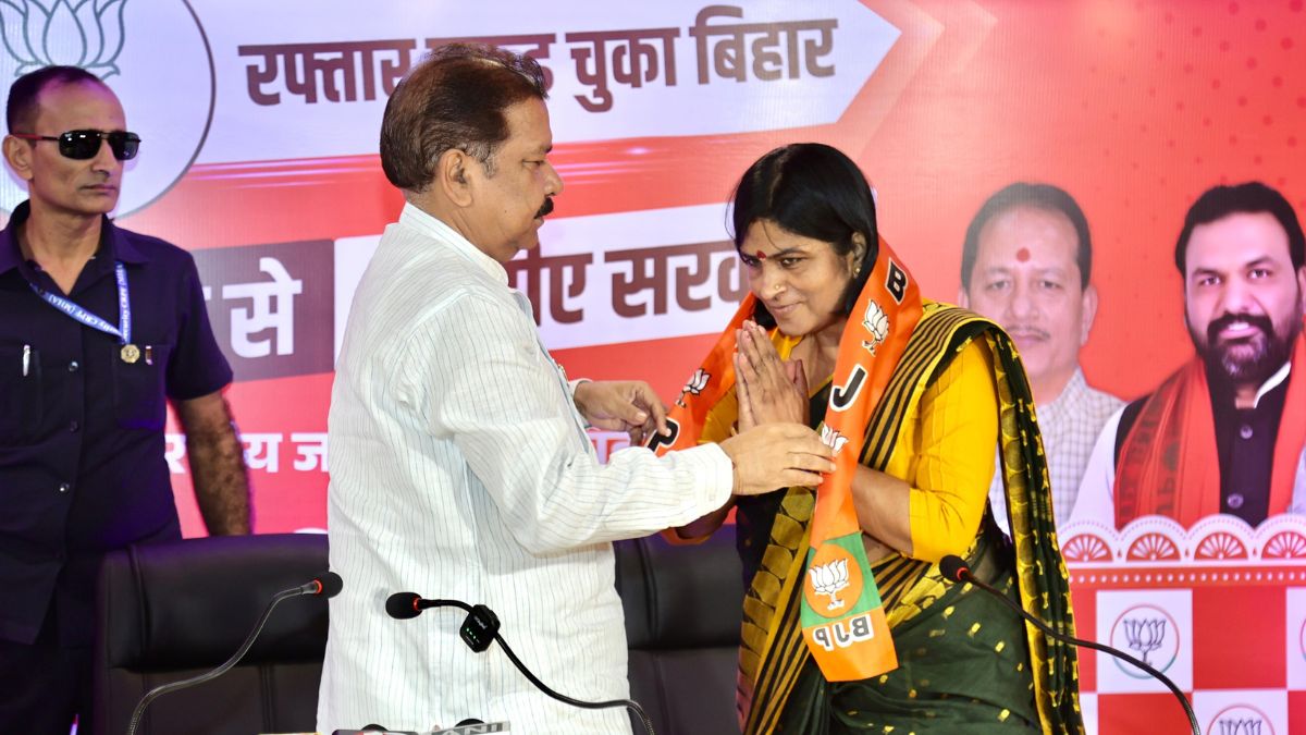 बिहार चुनावों से ठीक पहले आरजेडी को बड़ा झटका, कद्दावर महिला नेता ने थामा BJP का दामन