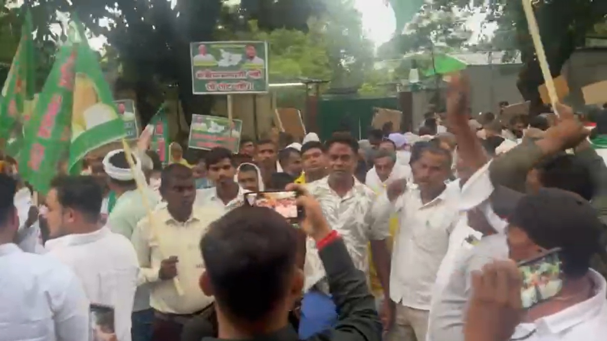 बिहार: राबड़ी देवी के घर के बाहर हंगामा, RJD विधायक सतीश कुमार दास का विरोध कर रहे लोग