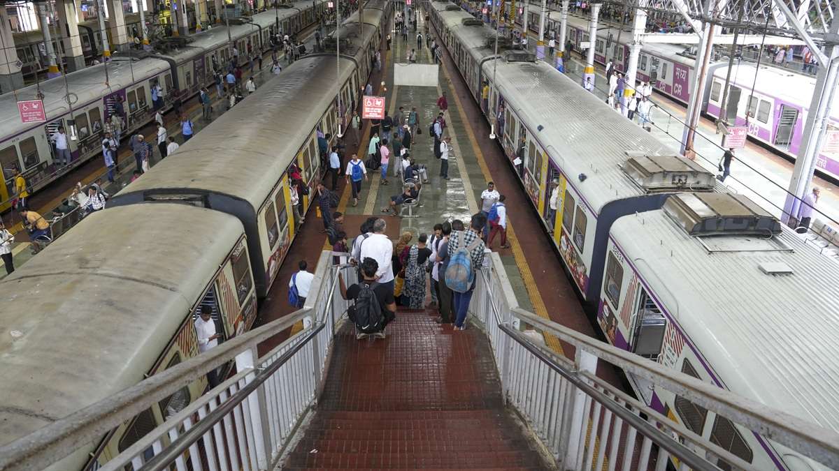 बेंगलुरु से पति के साथ घर आ रही थी प्रेग्नेंट महिला, ट्रेन में हो गई मौत - India TV Hindi