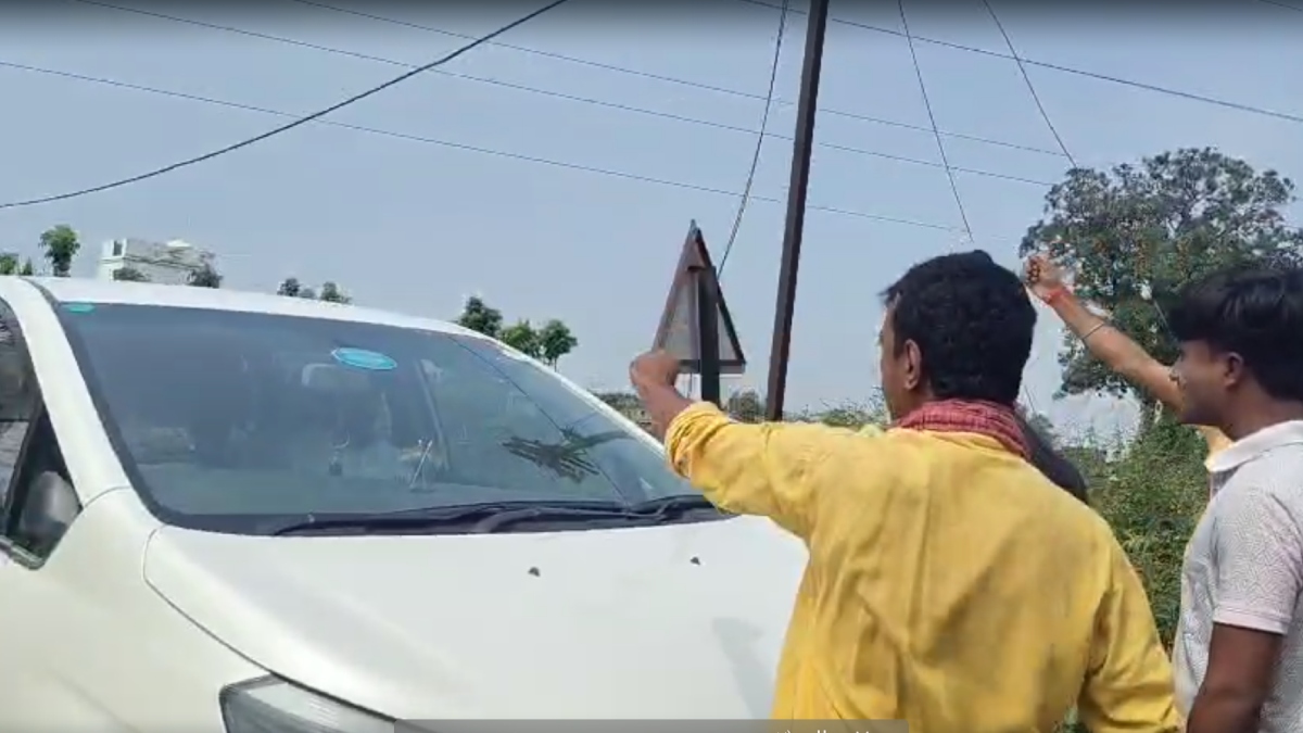 Video: रोहतास में ग्रामीणों ने राजद विधायक का विरोध किया तो समर्थकों ने गाड़ी में भर लिया, चलती कार से कूदा