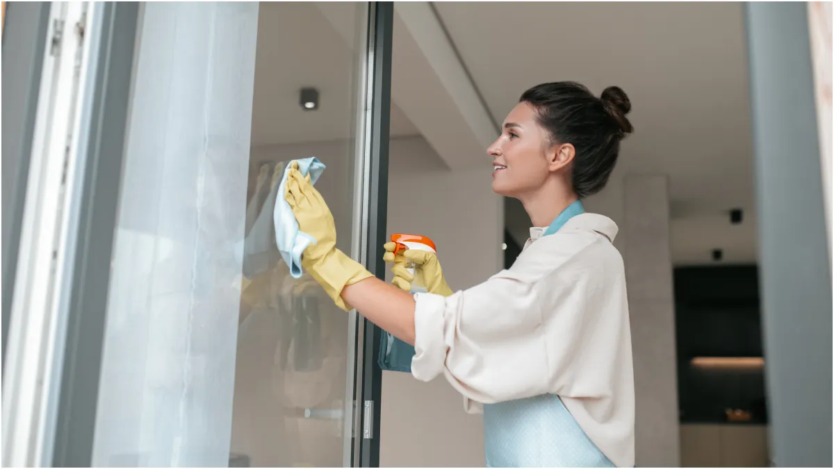 कांच के स्लाइडिंग दरवाजे और खिड़कियां कैसे साफ करें- India TV Hindi
