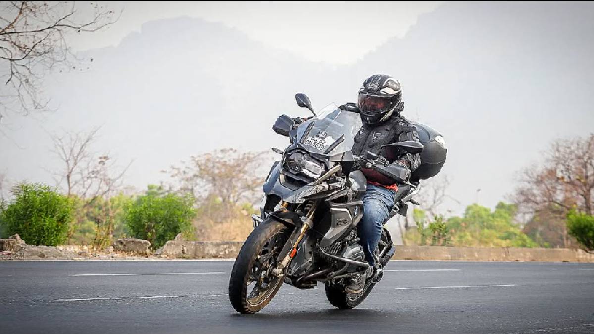 71 साल के एक्टर ने बाइक पर दिखाया स्टंट, गुजरात पुलिस को लेनी पड़ी खबर