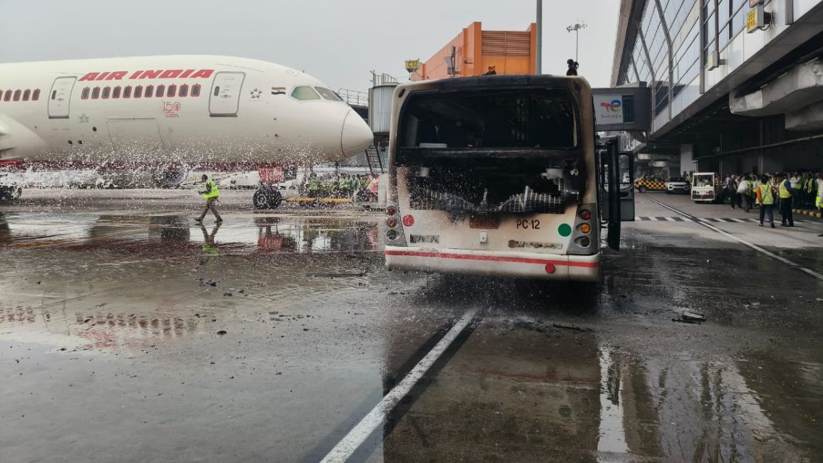 दिल्ली एयरपोर्ट पर बड़ा हादसा टला, Air India की बस में लगी भीषण आग दिल्ली एयरपोर्ट पर बड़ा हादसा टला, Air India की बस में लगी भीषण आग