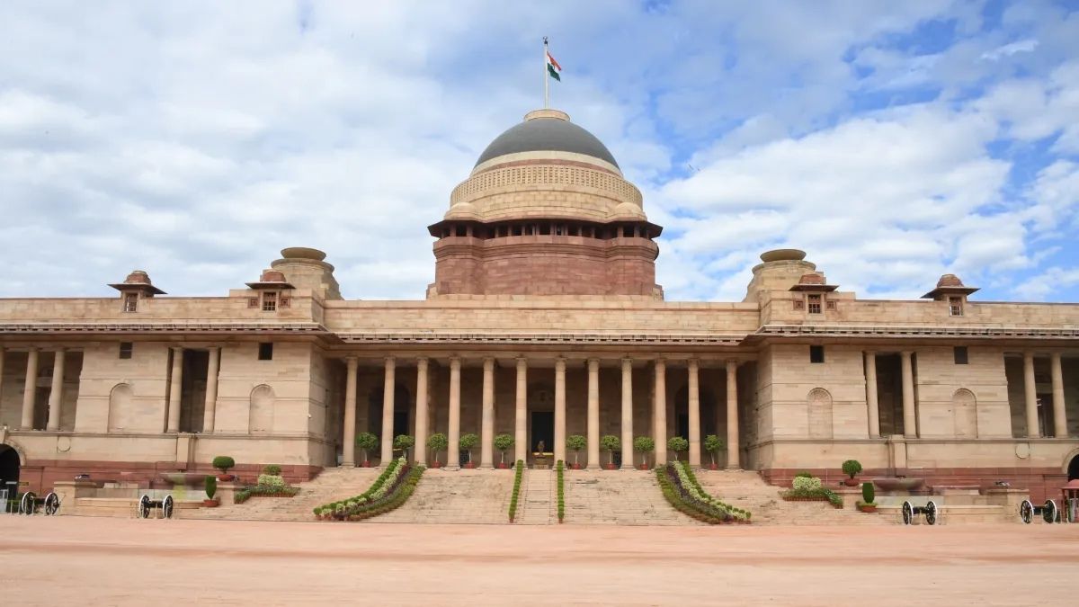 राष्ट्रपति भवन के पास लगी आग, दमकल विभाग की कई गाड़ियां मौजूद