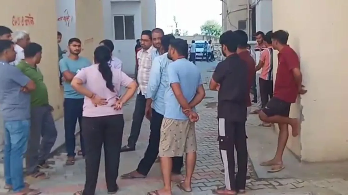 मां ने चार बच्चों के साथ खाया जहर।- India TV Hindi