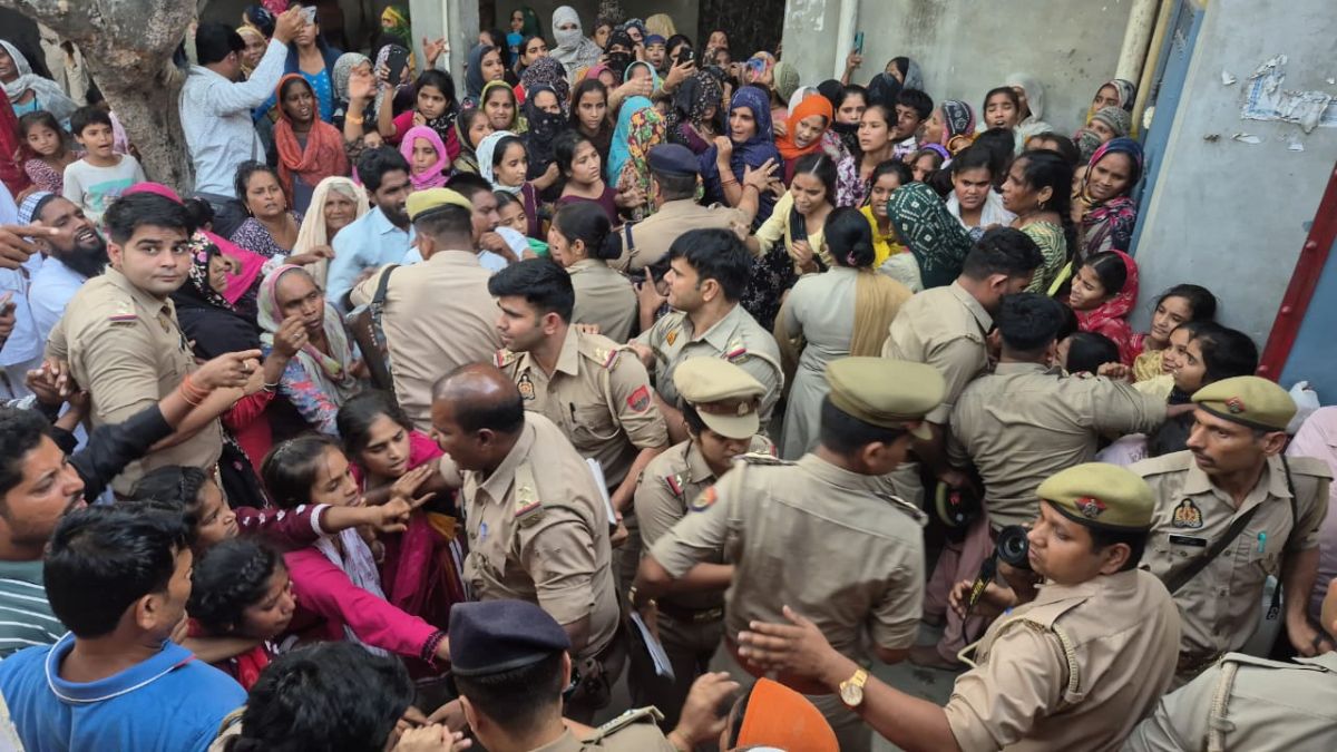 यूपी में ट्रिपल मर्डर से सनसनी, इमाम की पत्नी और दो बेटियों की बेरहमी से हत्या; ग्रामीणों ने किया हंगामा