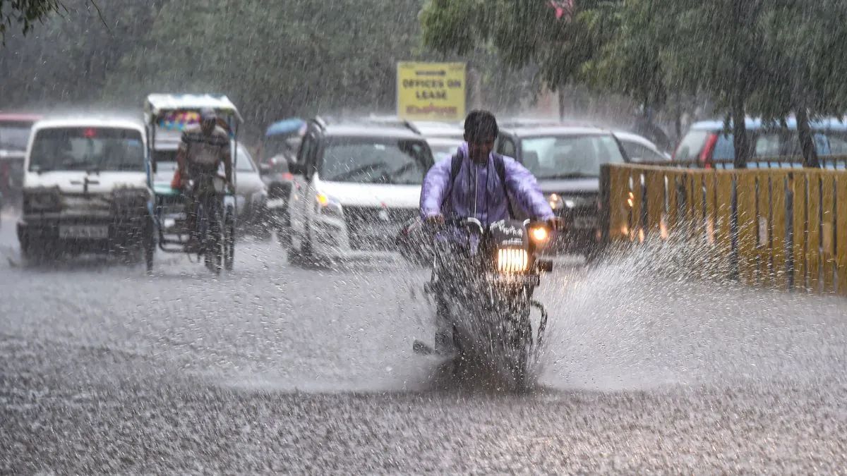 अगले पांच दिनों तक देश के इस हिस्से में होगी मूसलाधार बारिश, 15 अक्टूबर से बढ़ जाएगी ठंड, जानें मौसम का हाल