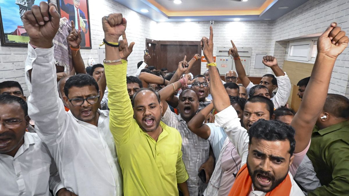 बिहार चुनाव में वंशवाद का बोलबाला,उम्मीदवारों की लिस्ट में नेताओं के रिश्तेदारों की भरमार